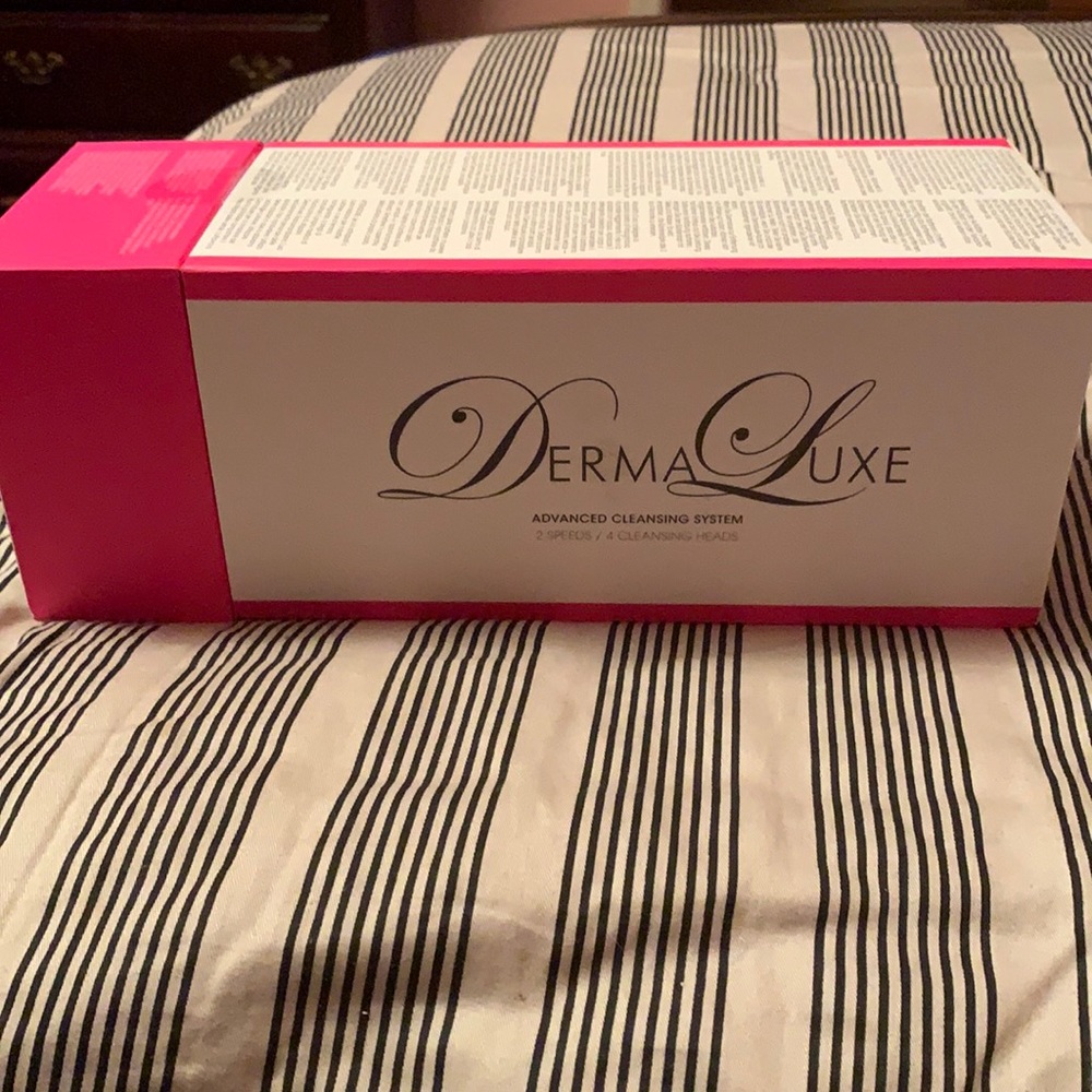 DermaLuxe Brush - Advanced Cleansing System